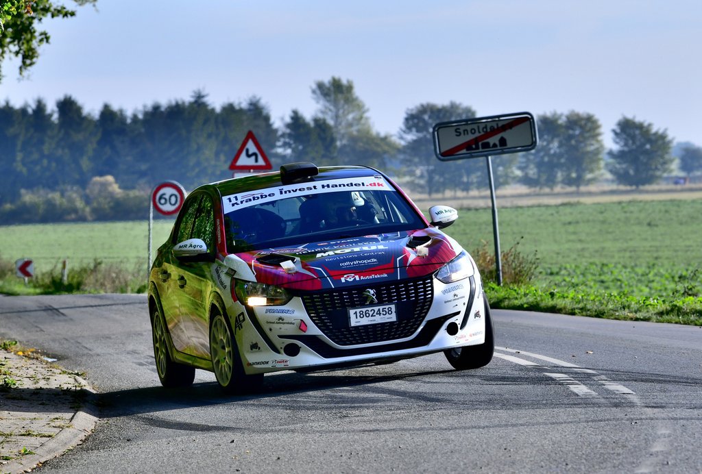 Et af landets mest talentfulde rallyhold, Lasse Karlshøj og Isabell Kvick, opnåede en mere end anerkendt sjetteplads med deres Peugeot 208 Rally i Rally Midtsjælland
(Foto: Morten Dam)